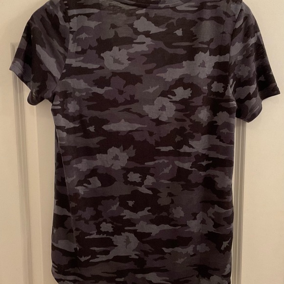 Athleta Breezy Camo Scoop Tee - Size Small - NWOT - Picture 9 of 9